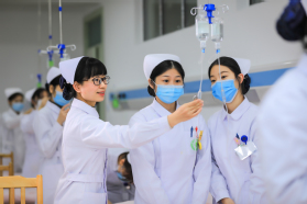 学院掠影——学生静脉输液输液实...